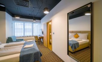 Chors Like a Hotel - Hostel