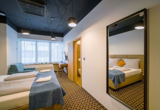 CHORS 캡슐 & NFT 부티크 호스텔