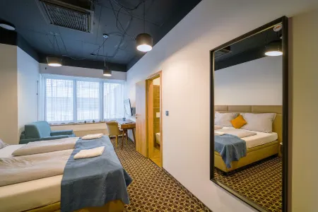 Chors Like a Hotel - Hostel