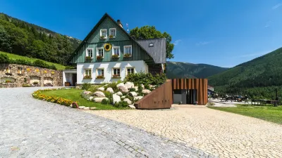 Pension Slunečnice & Panorama Restaurace Farma Hotels in Пец под Сњешком
