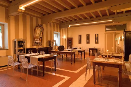 Borgo Santa Giulia Отели в г. Адро