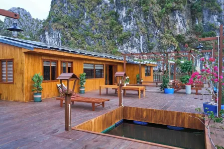 Lan Ha Floating Homestay
