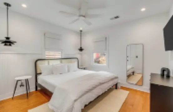 The Philip's Suite, newly renovated 3 Bed/3 EnSuite Bath, 1 Block to King
