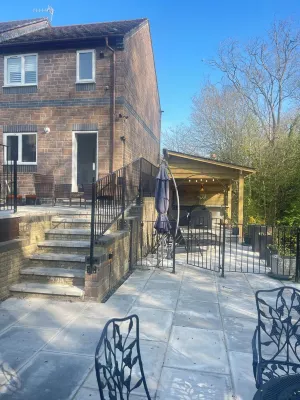 Riverside Two Bedroom Townhouse in Abergavenny with Car Charger. Các khách sạn ở Abergavenny