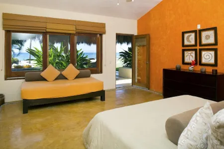 200 ft Oceanfront, Sleeps 18, Private Cook Service, Swim up bar, jacuzzi Отели в г. Компостела