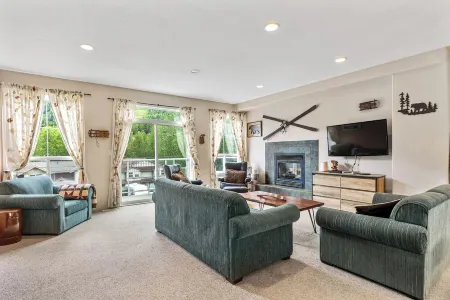 The Marmot's Den - Large Family-Friendly Ski Retreat in Sun Peaks