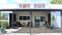Lakeside apartment with boat ramp & jetties Hotels in Koutu