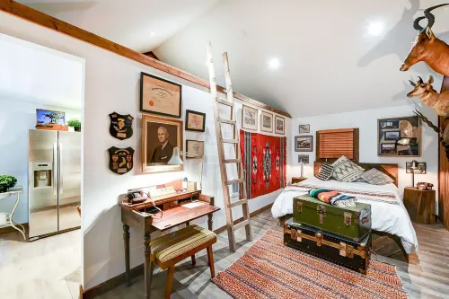 Suite 4: Outpost · Gorgeous Farm Carriage House Loft