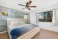 Central Location, Spectacular Views, Pool, Hottub