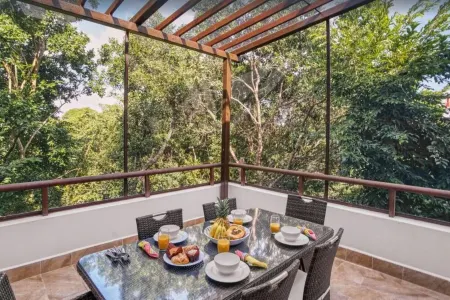 Tranquility Oasis: Private Penthouse living with local Pool, Beach and Golf! Отели в г. Тулум