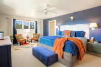 Mid-Century Escape ~ 7BR ~ Sleeps 22 + Hot Tub & Games
