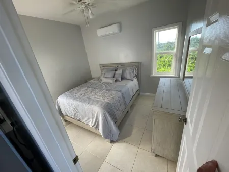 PRIVATE OCEANFRONT BEACH BUNGALOW! SNORKELING REEFS PADDLEBOARDING!