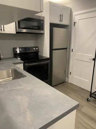 This cozy studio apartment has an ideal location in the heart of downtown. Отели рядом с достопримечательностью «Мемориал Юниверсити оф Ньюфаундленд»