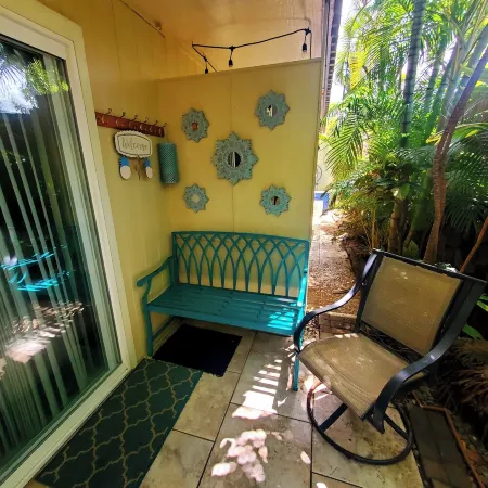 Kona's only Oceanfront pool! Pineapple Pl Reimagined! Cozy 2/1 Condo, sleeps 6,