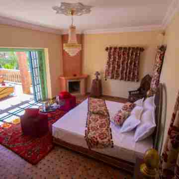 600m2 oriental palace with swimming pool, quiet location. Rooms