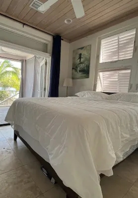 Gorgeous cottage apartment overlooking Cocoa Bay , fast Starlink internet Hoteles cerca de Albert Lowe Museum