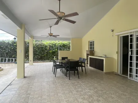 House in Santa Clara with pool, near the beach! Отели рядом с достопримечательностью «Playa Blanca»