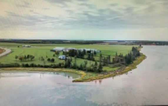 Waterfront 6 bedroom (8 beds) , 51/2 bath house in Summerside, Pei.