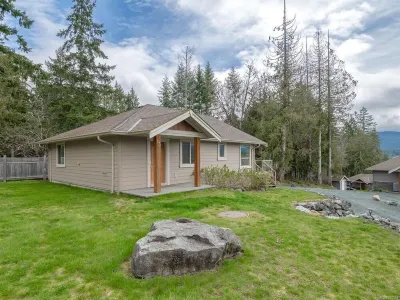 The Spot on Sproat Lake Hotels near Fossli Provincial Park