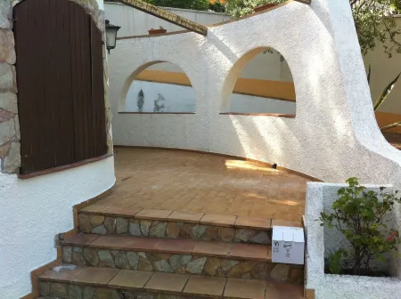 Typical Costa Brava villa with 4 bedrooms and 3 bathrooms, swimming pool and sea view