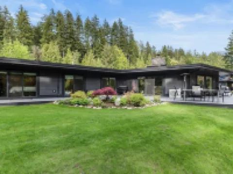 Stunning Waterfront Getaway!  Luxury Home on Acreage,  Natures Paradise ホープのホテル