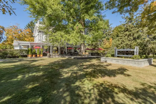 Charming Inn Steps away from Downtown Warwick only an Hour away from NYC Hotels in Warwick