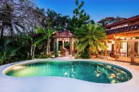 Casa Juliana: Beautifully renovated Villa in Jan '25 with pool steps from beach