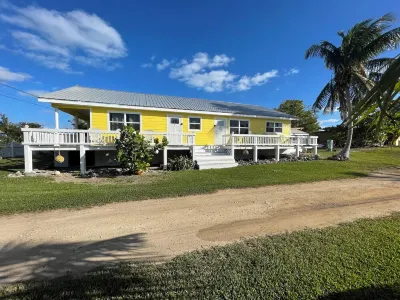 4 bedroom with dock Black Sound - Sleeps 8 Hotels near Green Turtle Cay