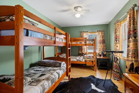 Mad River Cabin – Cozy Retreat Near Skiing, Golf & Nature in Thornton, NH Отели в г. Торнтон