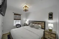 MODERN FARMHOUSE HOME ON 5-ACRE DREAM PROPERTY Hotels in 