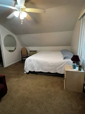 CozyStudio sitting on 2.5 acres on Hubbard Lake with WiFi, AC