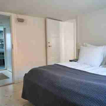 Perfect location, cosy and stylish and with one of the largest bathrooms i town Rooms