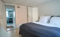Perfect location, cosy and stylish and with one of the largest bathrooms i town Hotel a 