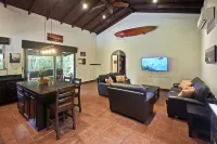 Villa Colibrí, 3 BR, walk to beach, private pool