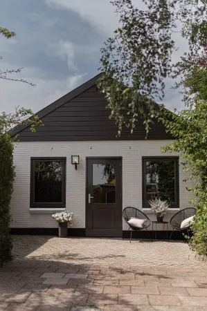 Stijlvolle Tiny House met Parkeerplek in Hoorn Отели в г. Хорн