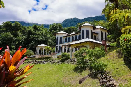 Resort style Villa with amazing Pool and Gardens!