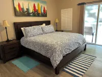 Grande Bay~RENOVATED~Parking Spot~Walk to Restaurants and beaches のホテル