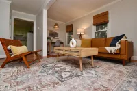 Walk Everywhere! Location Between Broadway and Racetrack - Apartments