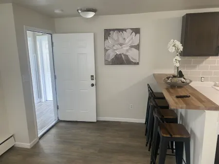 Beauty one-bedroom apartment mins for downtown. In mid-town Отели рядом со станцией Анкорд Депо