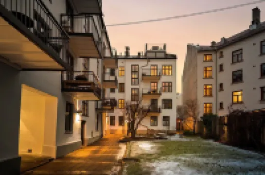 * CENTRAl * COZY * KiNG BED *