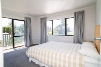 Dillon Darling - fun family holiday home, close to village and beach, sleeps 11!