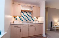Westside Apartments :Cosy 2 Bed 2 Bath Flat