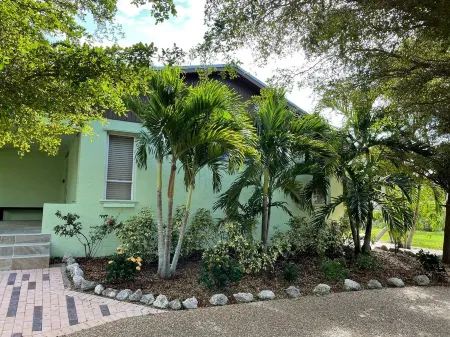 Lovely Siesta Key house near beach w/ heated pool - Safe & Available for rental! Отели рядом с достопримечательностью «Кресент Бич»