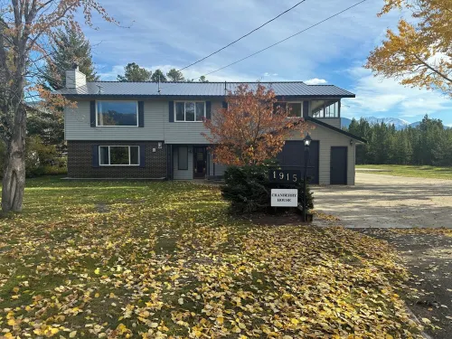 Large newly renovated house.  Cozy and convenient. Hotel di Valemount