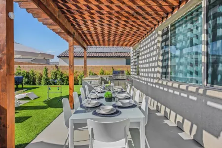 15 Bed, Glow Gameroom, Putting green, Pool & BBQ