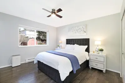 Central Courtenay Modern Retreat: Urban Oasis Hotels near Uptown Yarns