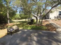 Multi-family peaceful retreat home sleeps15 with heated pool near Crystal River!