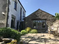 Traditional Lakeland Hideaway Cottage for two, close to the Lakes and Dales Hotels in Milnthorpe