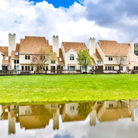 Spacious Townhouse minutes from Village and Slopes with shuttle to mountain