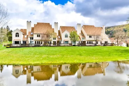 Spacious Townhouse minutes from Village and Slopes with shuttle to mountain